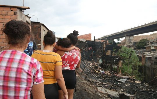 Favelas em áreas valorizadas são mais atingidas por incêndios