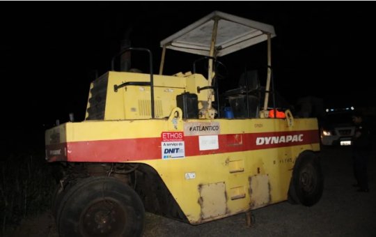 Carro colide com rolo compactador e três pessoas morrem no oeste da Bahia
