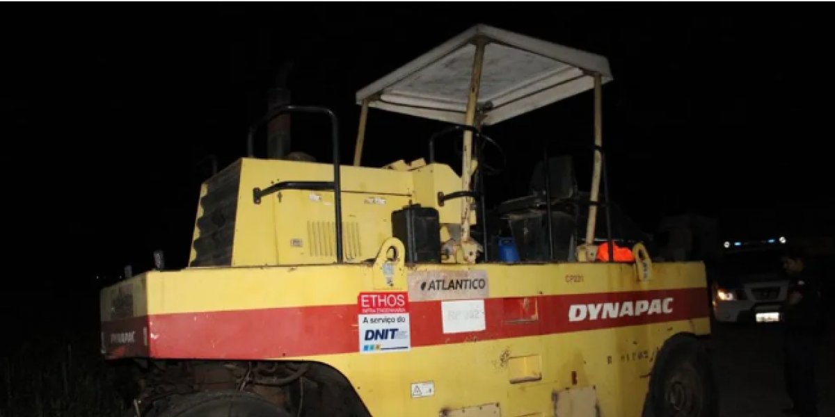 Carro colide com rolo compactador e três pessoas morrem no oeste da Bahia