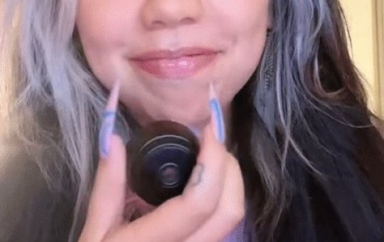 Fã presenteia musa brasileira do OnlyFans com ursinho de pelúcia espião