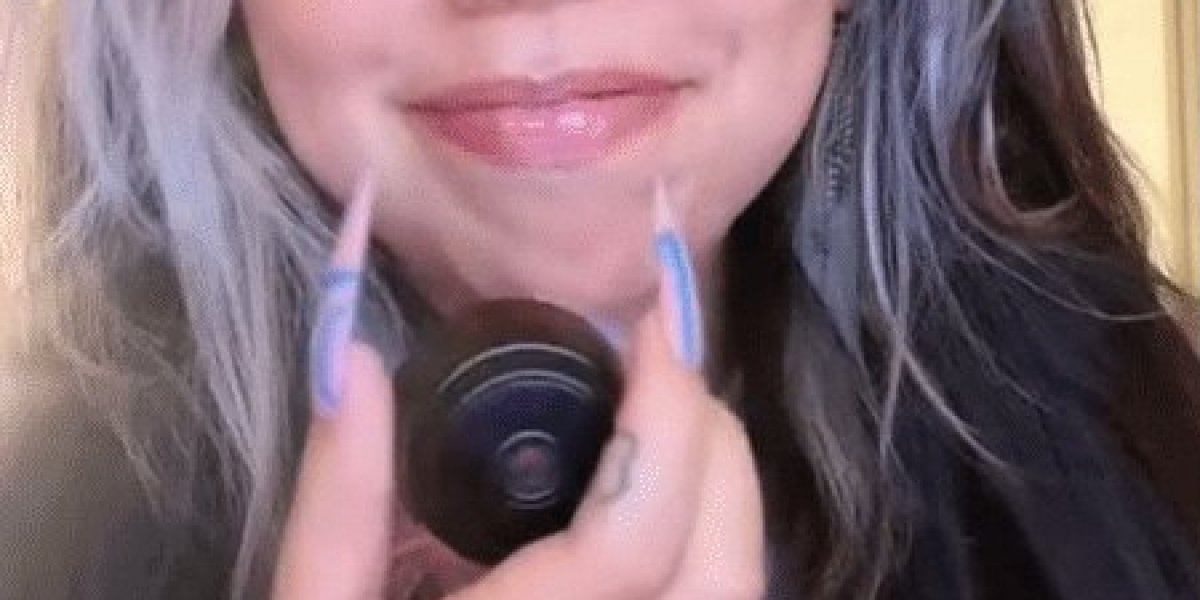 Fã presenteia musa brasileira do OnlyFans com ursinho de pelúcia espião