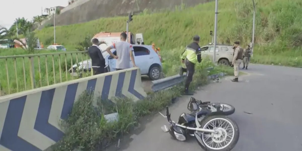 Acidente entre carro e moto na Avenida 29 de março deixa duas pessoas feridas