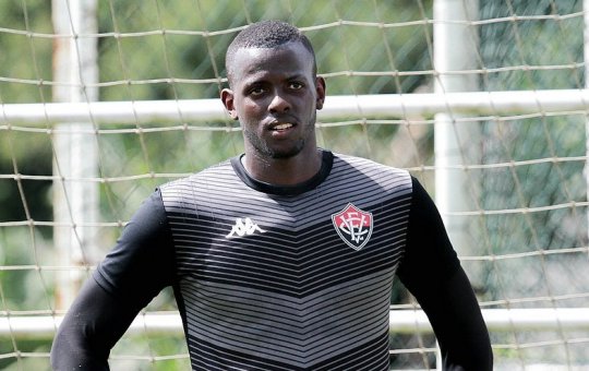 Goleiro Caíque, ex-Vitória, é vítima de injúria racial em jogo da Série C