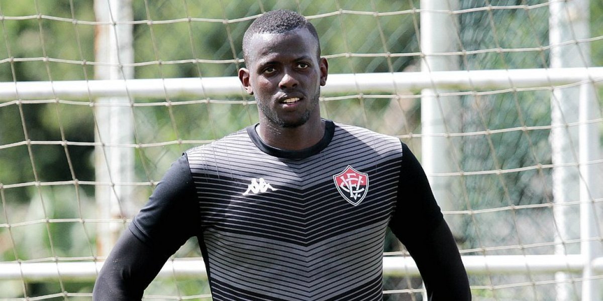 Goleiro Caíque, ex-Vitória, é vítima de injúria racial em jogo da Série C