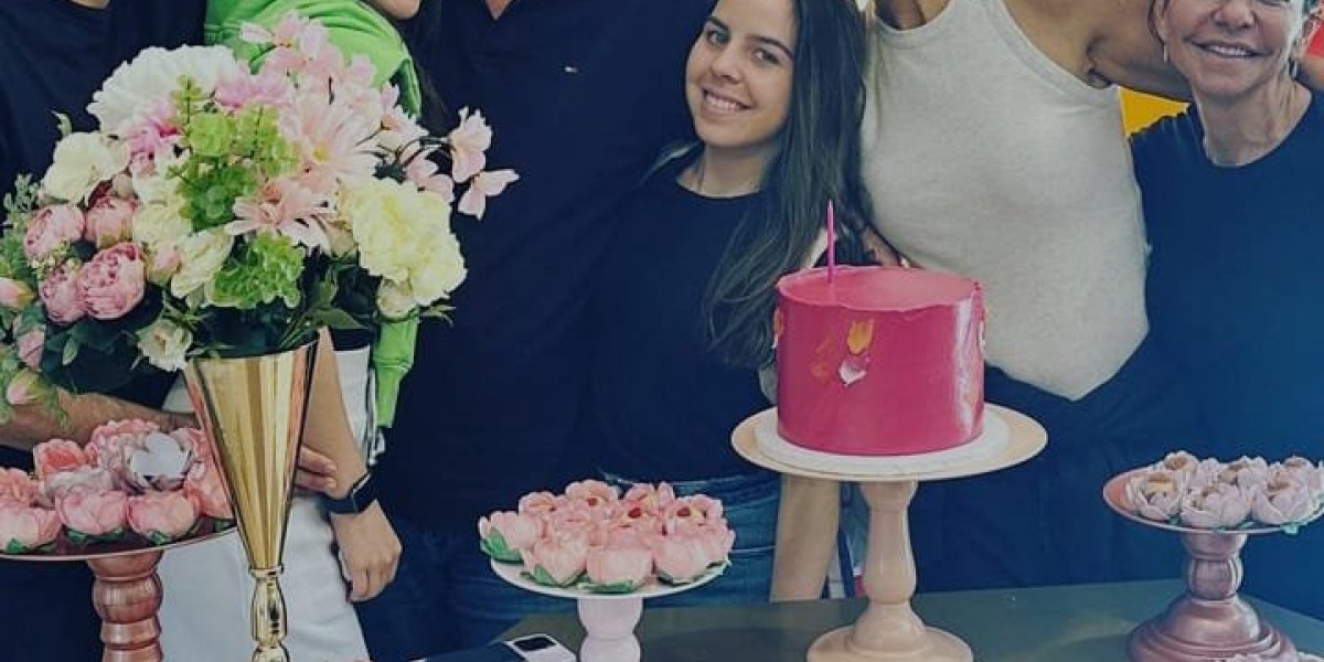 "Que comecem as comemorações!", diz Ivete ao receber festa surpresa