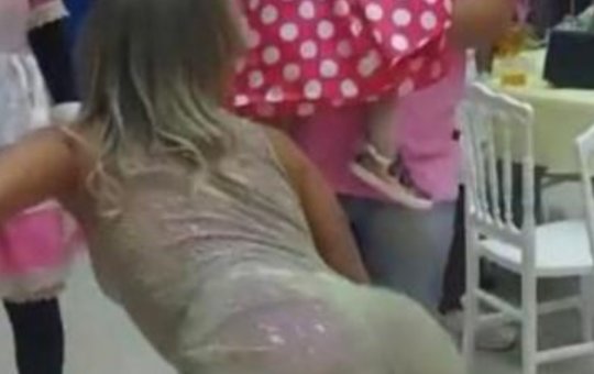 Mulher rebate críticas por dançar funk na festa de 1 ano da filha: "Corpo é meu"