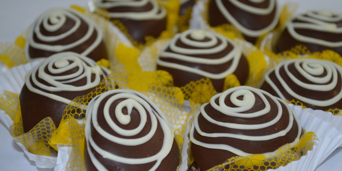Mulher morre ao comer bombons mandados por admirador secreto