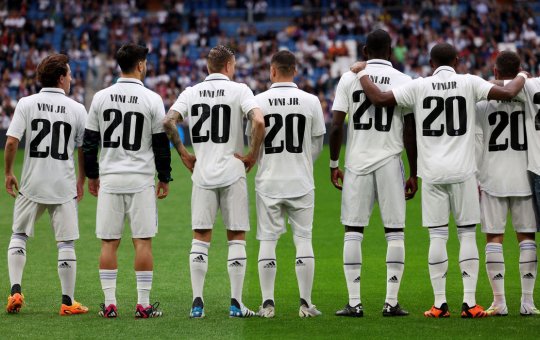 Vinicius Júnior recebe apoio durante jogo do Real Madrid