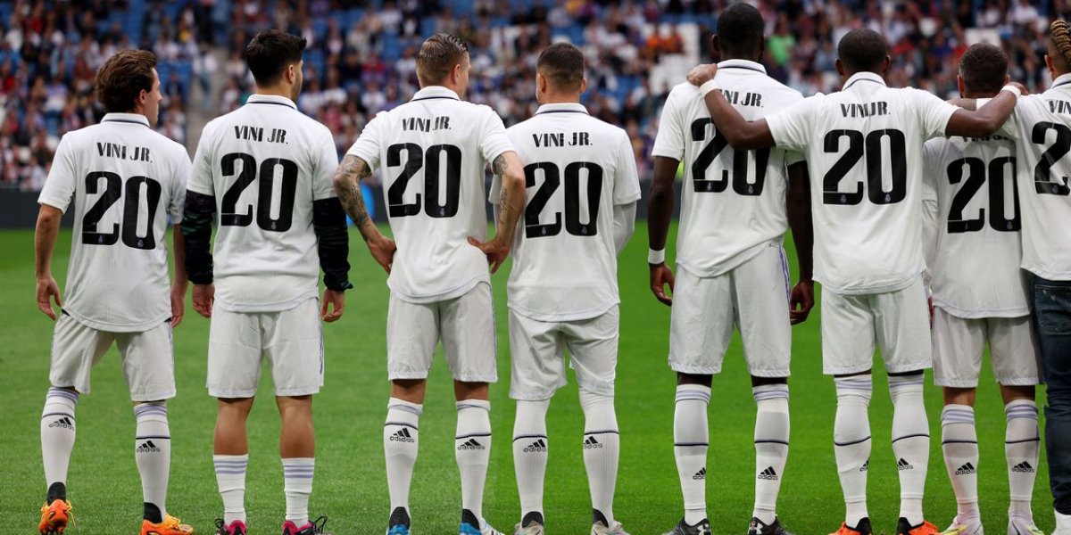 Vinicius Júnior recebe apoio durante jogo do Real Madrid
