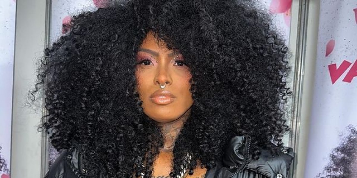 "Lésbica fedorenta": A Dama expõe assediador que insultava vítimas por mensagens