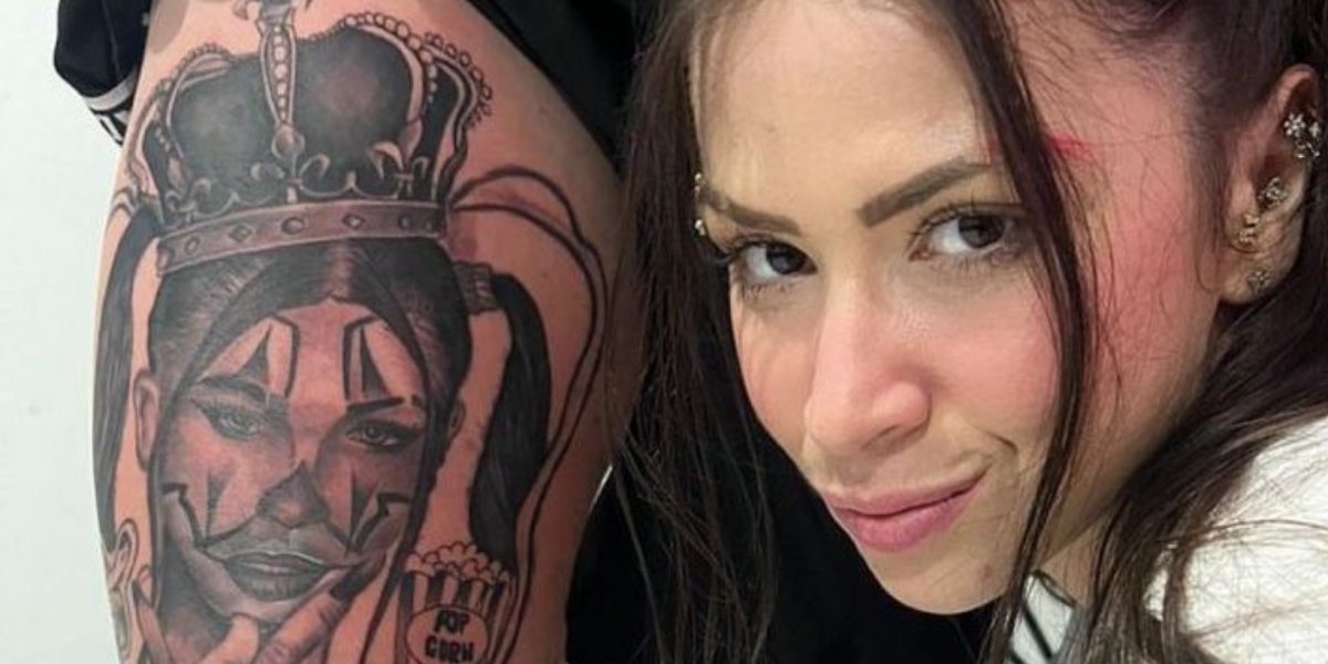 MC Pipokinha para a web após foto com fã que a tatuou na coxa