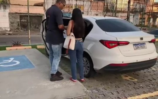 Mulher é presa suspeita de comprar diploma falso para atuar como cirurgiã