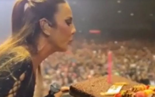 Ivete Sangalo ganha bolo de aniversário durante show em Lisboa