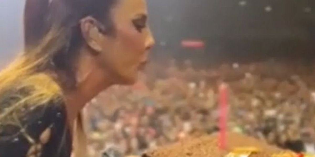 Ivete Sangalo ganha bolo de aniversário  durante show em Lisboa