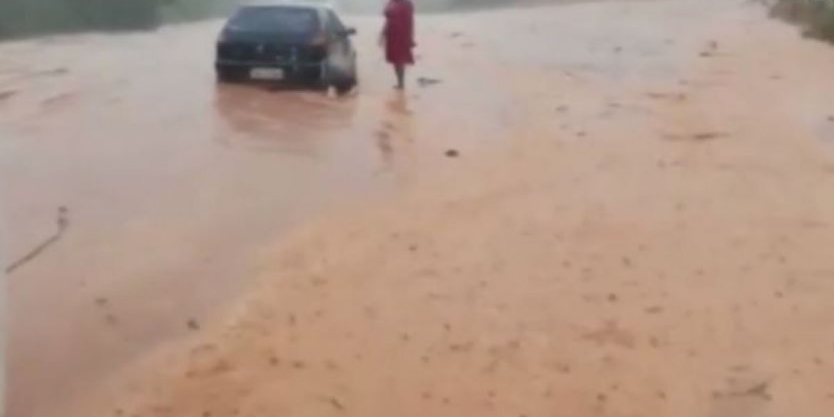 Chuvas alagam ruas e afetam mais de 100 famílias em Entre Rios