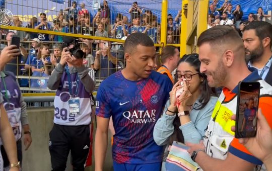 Mbappé pede desculpas após acertar bolada em nariz de torcedora