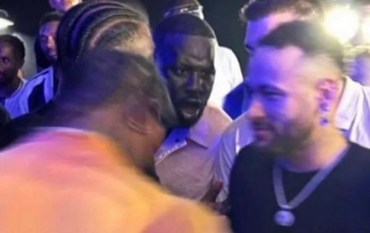 Neymar é 'balançado' por rapper e imagem viraliza