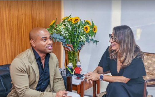 Ex-BBB Cezar Black se emociona ao ser homenageado pelo Coren-BA