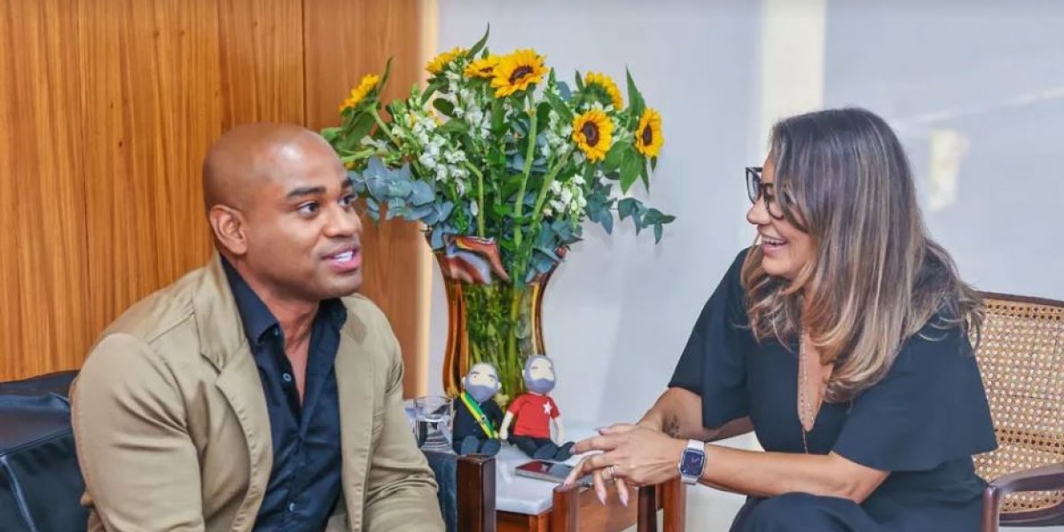 Ex-BBB Cezar Black se emociona ao ser homenageado pelo Coren-BA