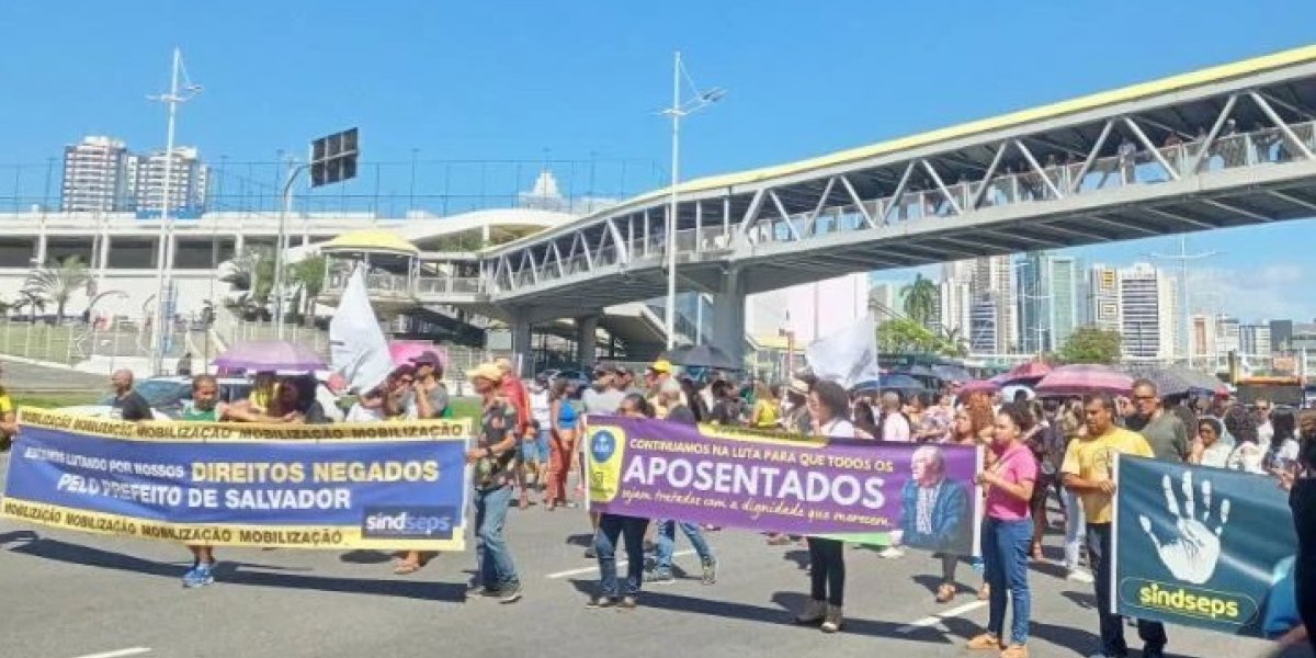 Protesto de servidores muncipais bloqueia pista na Av. ACM; via já foi liberada