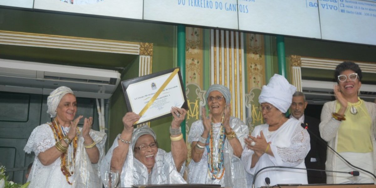 Mãe Carmen recebe Comenda Maria Quitéria em sessão na Câmara de Salvador