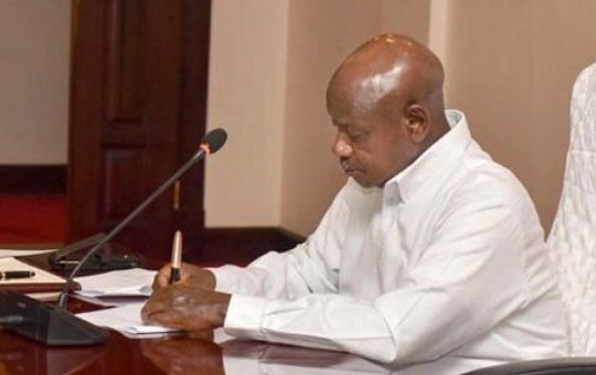 Presidente da Uganda sanciona lei que prevê pena de morte para homossexuais