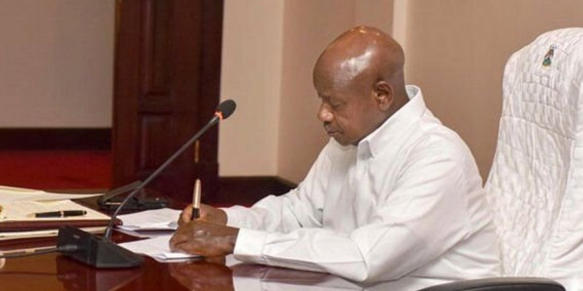 Presidente da Uganda sanciona lei que prevê pena de morte para homossexuais