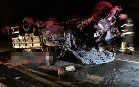 Acidente entre 4 carros e caminhão deixa um morto e oito feridos na Linha Verde