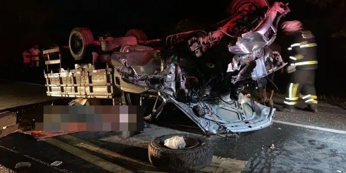 Acidente entre 4 carros e caminhão deixa um morto e oito feridos na Linha Verde