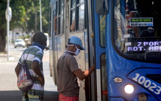 Dois passageiros são baleados em assalto a ônibus no Vale do Canela, em Salvador