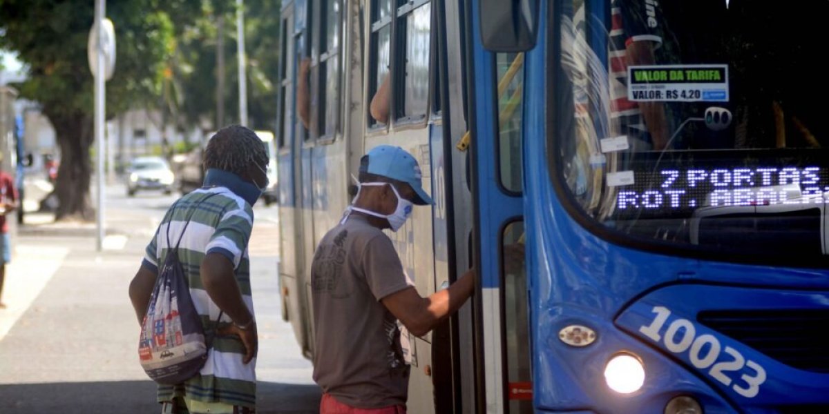 Dois passageiros são baleados em assalto a ônibus no Vale do Canela, em Salvador