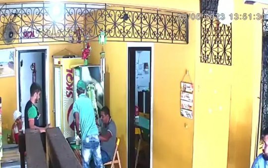 Dupla armada assalta restaurante no IAPI e deixa local bebendo refrigerante