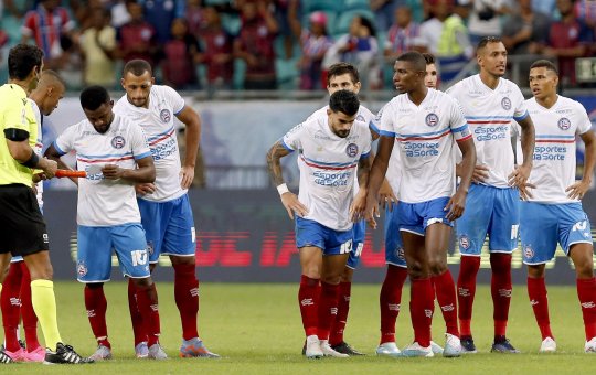 Bahia: David Duarte se atrapalha e volta do intervalo com a mesma camisa de Kanu