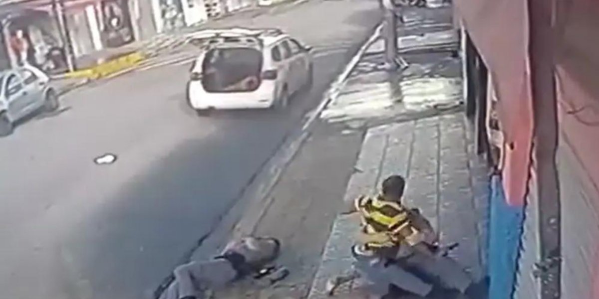 Bandido rouba arma de policial, atira em dois agentes e foge; veja