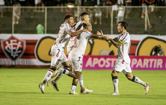 Vitória atropela o Ituano no Barradão e segue na liderança da Série B
