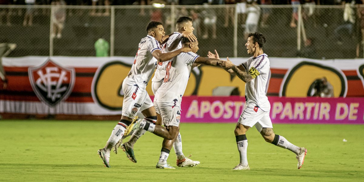 Vitória atropela o Ituano no Barradão e segue na liderança da Série B