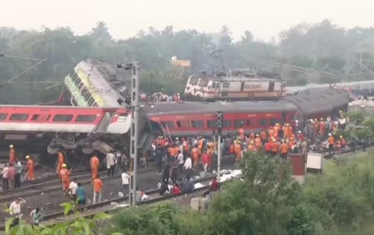 Número de mortos em acidente ferroviário na Índia chega a quase 300