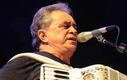 Flavio José 'detona' produção de evento após ter horário de show reduzido; veja