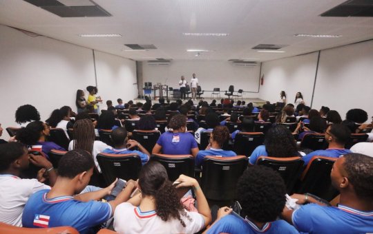 Alunos da rede estadual vivem experiência de imersão no ambiente universitário