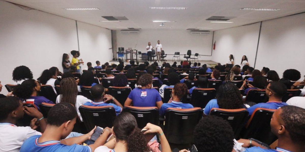 Alunos da rede estadual vivem experiência de imersão no ambiente universitário