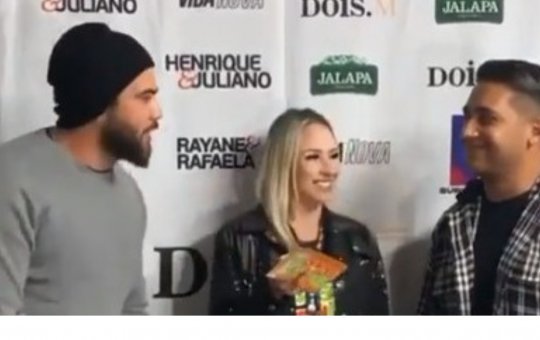 Henrique, da dupla com Juliano, chama atenção de repórter durante entrevista