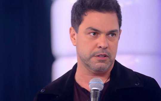 Zezé Di Camargo para show e desabafa após críticas por “falhas” na voz