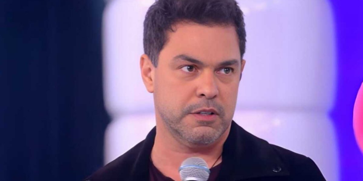 Zezé Di Camargo para show e desabafa após críticas por “falhas” na voz