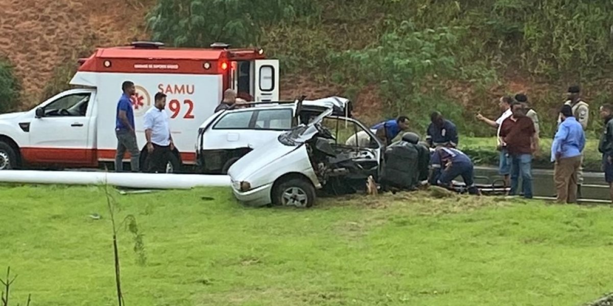 Carro parte ao meio após colidir em poste na Avenida Gal Costa, em Salvador