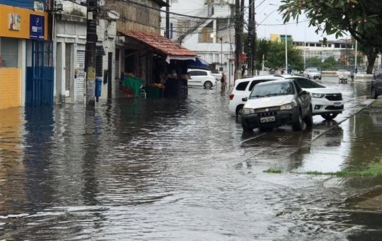 Chuvas fortes causam alagamentos e deslizamentos em Salvador