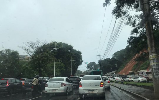 Salvador permanece com tempo chuvoso e sob risco de alagamentos
