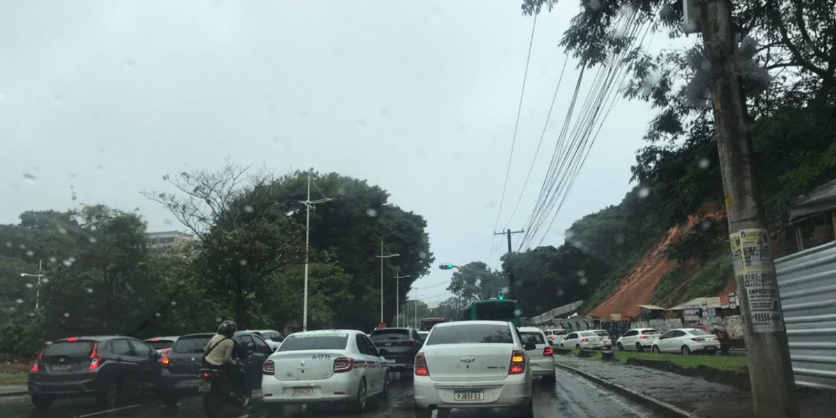 Salvador permanece com tempo chuvoso e sob risco de alagamentos