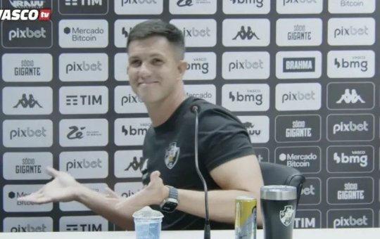 Técnico do Vasco, Barbieri ri após goleada sofrida em clássico; entenda