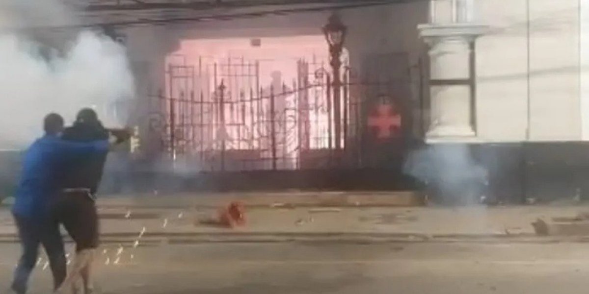 Torcedores do Vasco disparam fogos de artifício e tentam invadir São Januário
