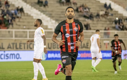 Embalado, Vitória vence o Tombense fora de casa e segue na liderança da Série B